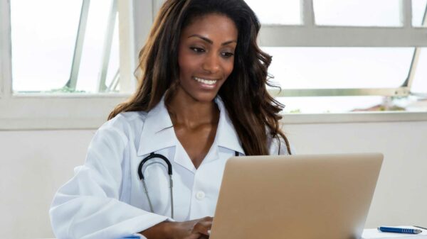 FNP using laptop to study using family nurse practitioner practice questions
